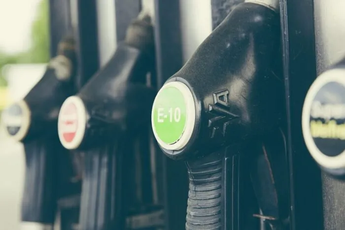 Prețul benzinei ar putea atinge 9 lei pe litru, pe fondul tensiunilor internaționale