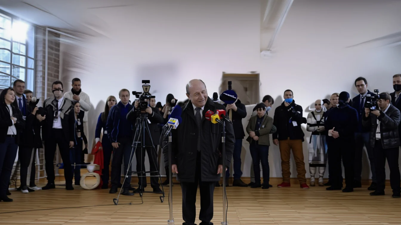 Motorina a ajuns la 10 lei iar Băsescu anunță cât vor mai crește prețurile