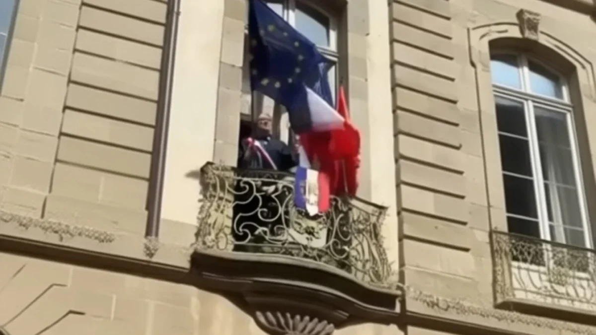 Un primar francez ales cu 40% din voturi a dat jos steagul UE de pe primărie primar Franta steag UE