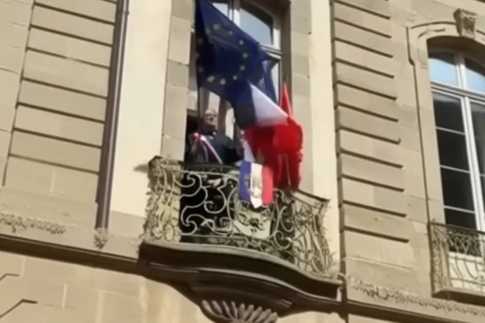 Un primar francez ales cu 40% din voturi a dat jos steagul UE de pe primărie primar Franta steag UE