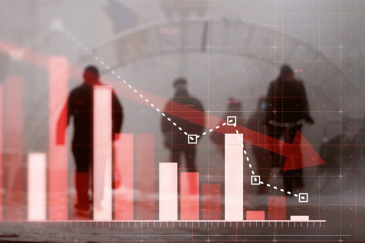 România se confruntă cu scăderea veniturilor reale pe fondul semnalelor de recesiune