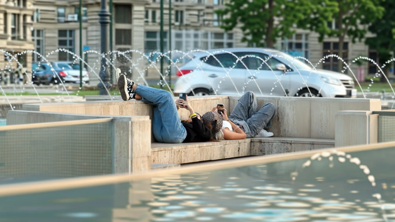 Raport Oxford – peste 5 ore pe social media scade dramatic fericirea tinerelor