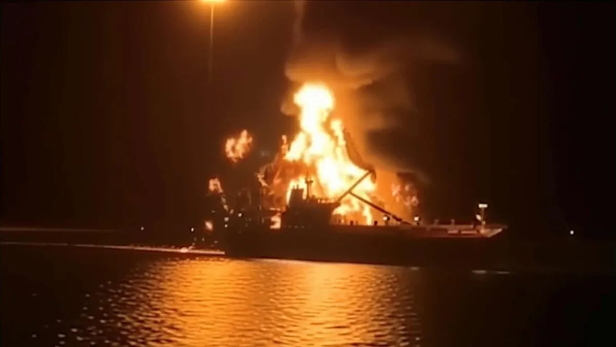 trei-nave-incendiate-in-golf-sua-elibereaza-zeci-de-milioane-de-barili-de-petrol-1773310656