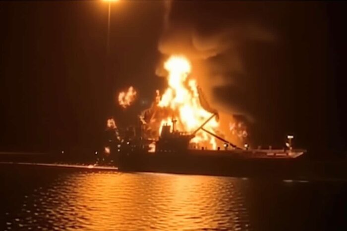 Trei nave incendiate în Golf, SUA eliberează zeci de milioane de barili de petrol trei nave incendiate in golf sua elibereaza zeci de milioane de barili de petrol 1773310656