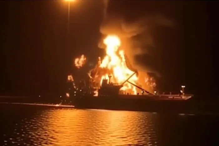 trei-nave-incendiate-in-golf-sua-elibereaza-zeci-de-milioane-de-barili-de-petrol-1773310656