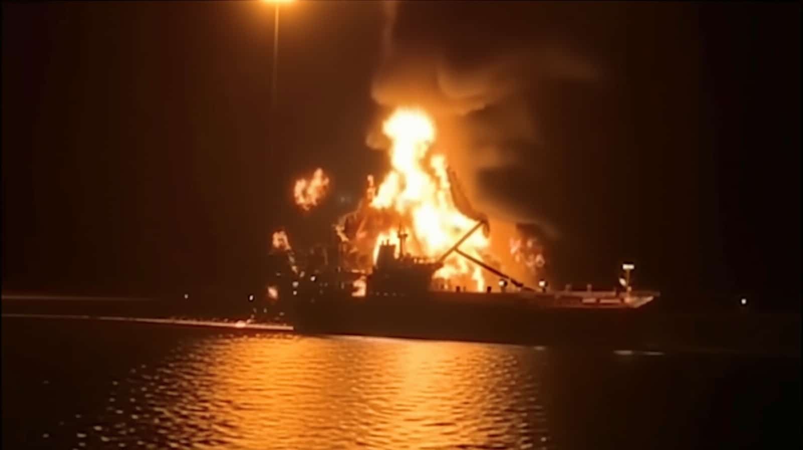 Trei nave incendiate în Golf, SUA eliberează zeci de milioane de barili de petrol