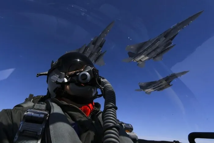 un-avion-de-lupta-f-15-s-a-prabusit-in-kuweit-cu-trei-militari-la-bord-1772450358