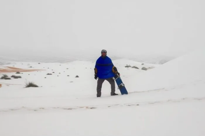 Ninsoare rară în deșertul Sahara, în nord-vestul Algeriei