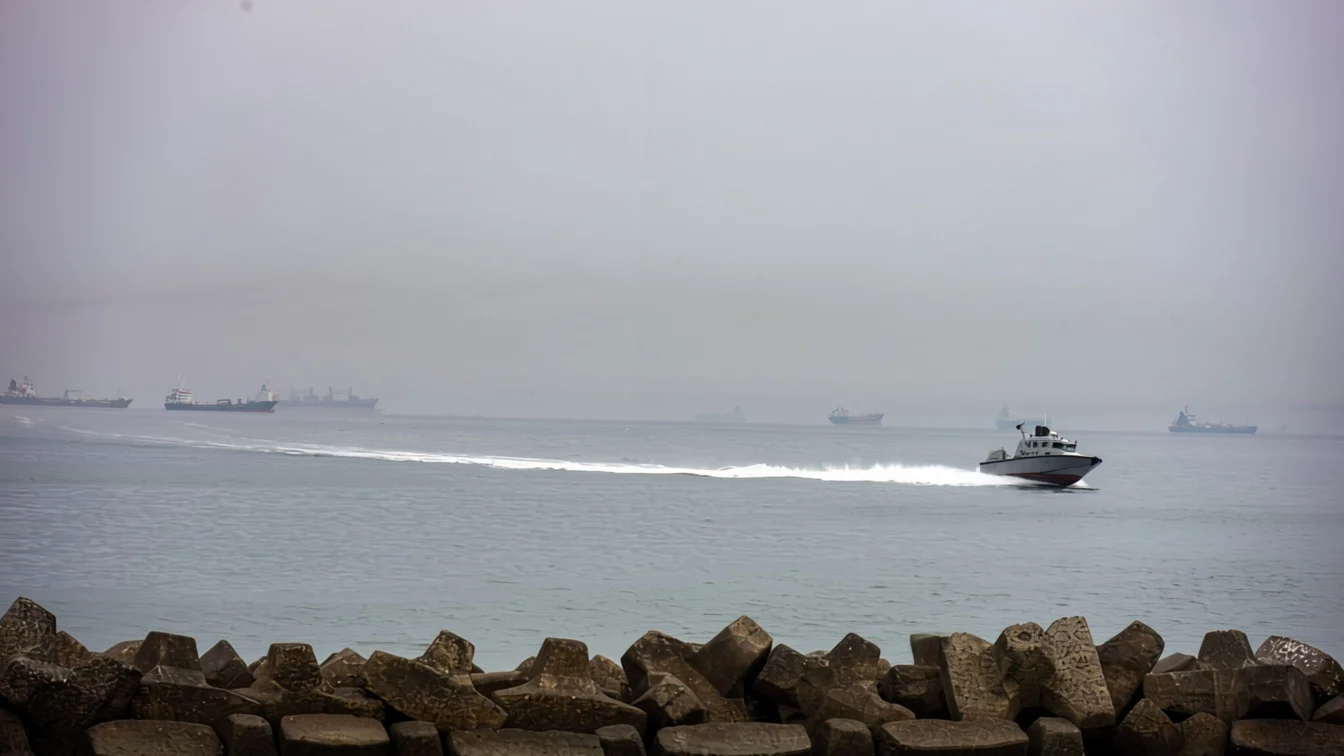 Focuri de armă în Strâmtoarea Ormuz două nave comerciale au fost atacate