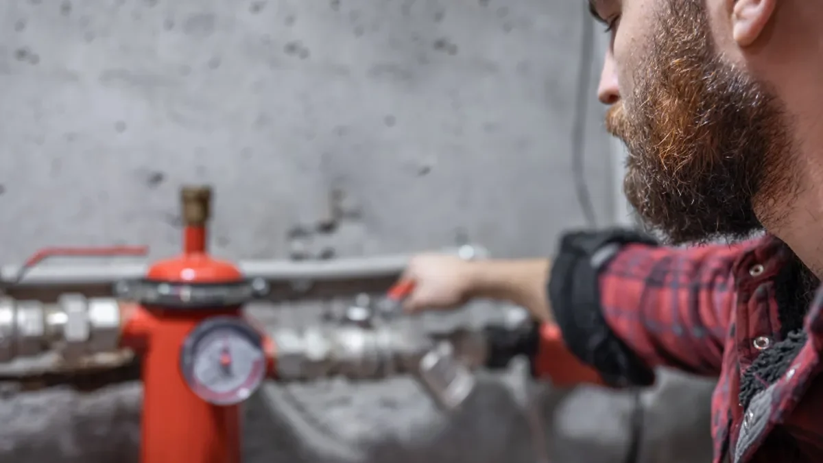 Alertă pe un drum național din România. O conductă de gaz a fost spartă, traficul este blocat