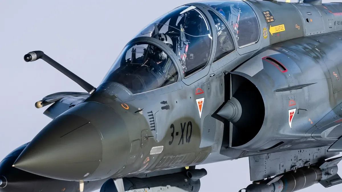 O țară NATO ar putea trimite 43 de avioane în Ucraina. Ce ofertă a pus Macron pe masa negocierilor