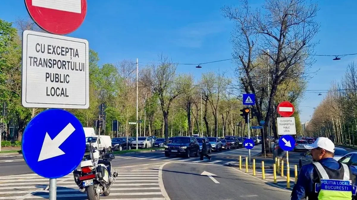 O nouă bandă unică pentru autobuze a paralizat traficul în zona Arcul de Triumf