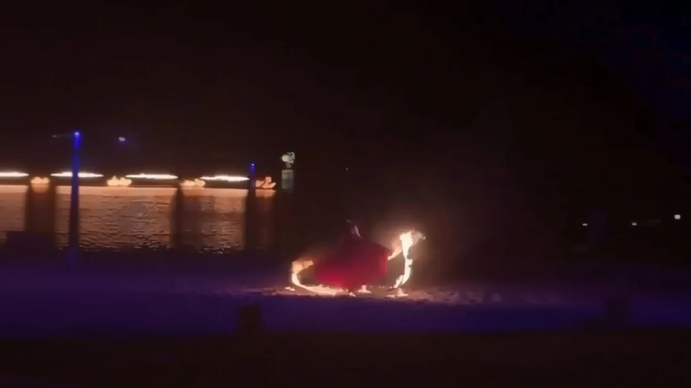 O dansatoare a luat foc pe scenă în China în timpul unui spectacol cu flăcări