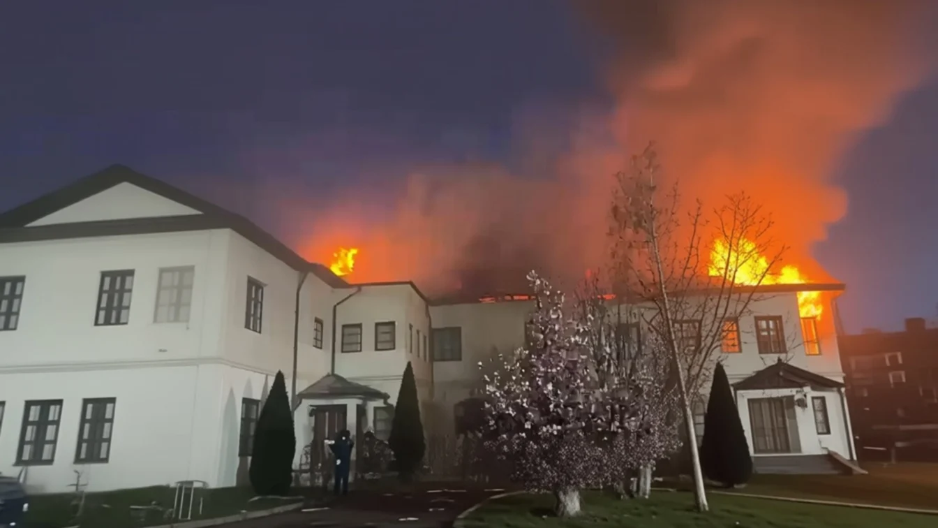 Incendiu violent la Mănăstirea Bistrița în ziua de Paște focul a cuprins 800 mp