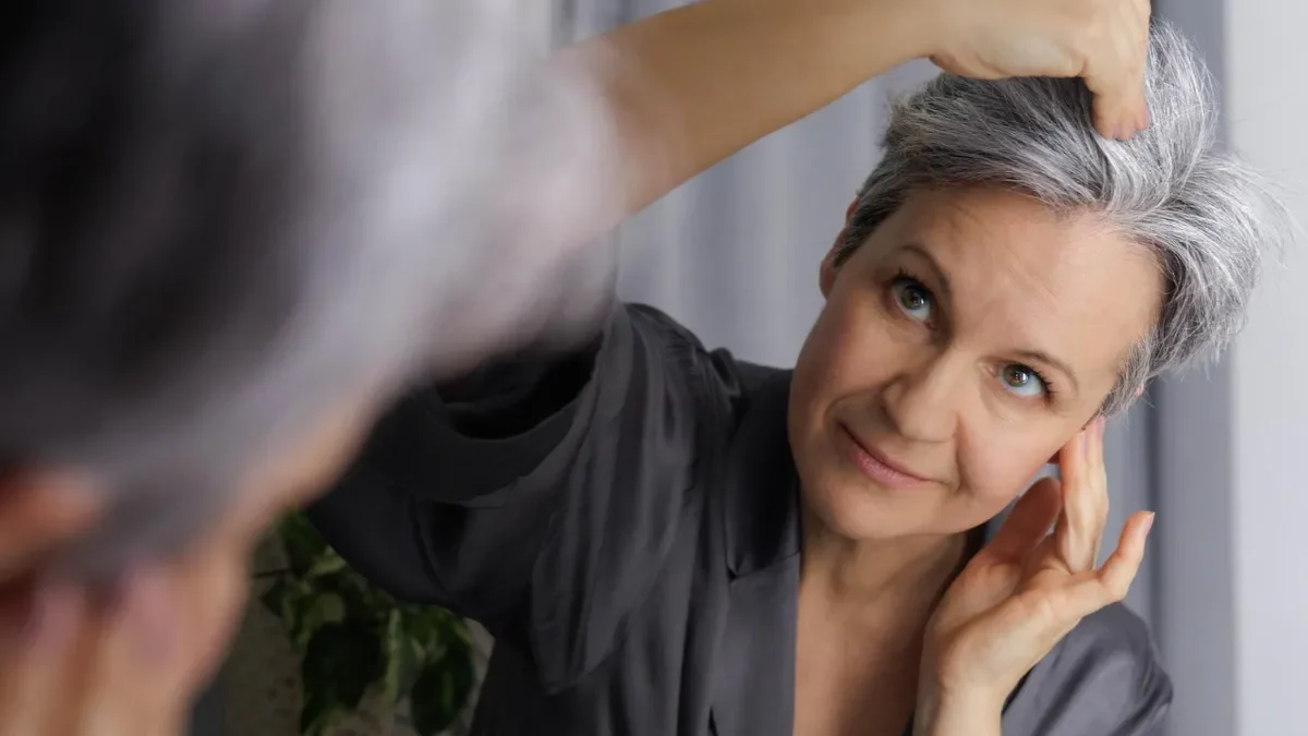 Secretul dezvăluit pentru părul alb. Cum îl înnegrești acasă cu doar 2 lei