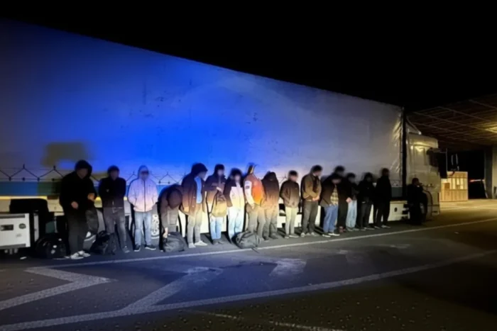Șaisprezece migranți din Irak și Siria prinși într-un camion la Nădlac migranți Nădlac
