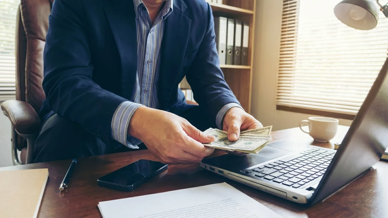 Cutremur la două consilii județene. Procurorii au descins acasă la un cunoscut baron local