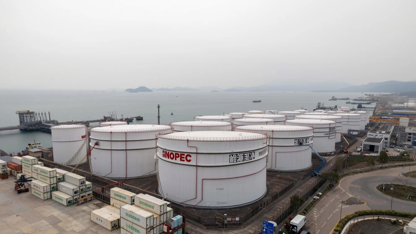 Benzina a explodat la 18,2 lei litrul în Hong Kong un preț de neimaginat