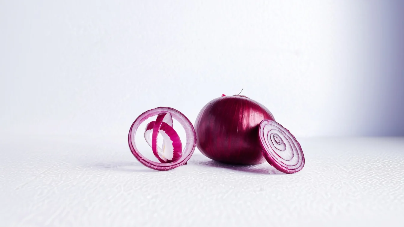 Un expert arată unde se ascunde cel mai puternic antioxidant din ceapa roșie