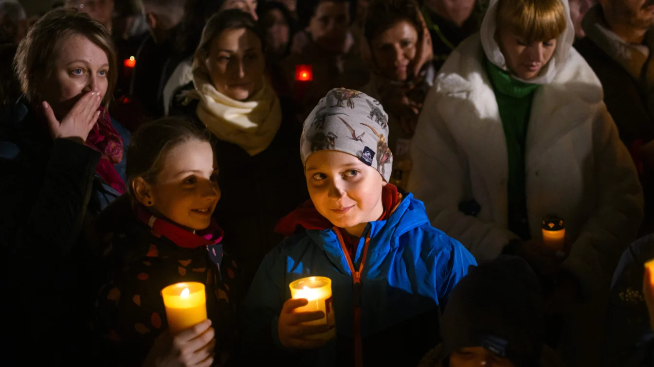 Sondaj INSCOP – trei sferturi dintre români merg la Înviere și petrec Paștele acasă