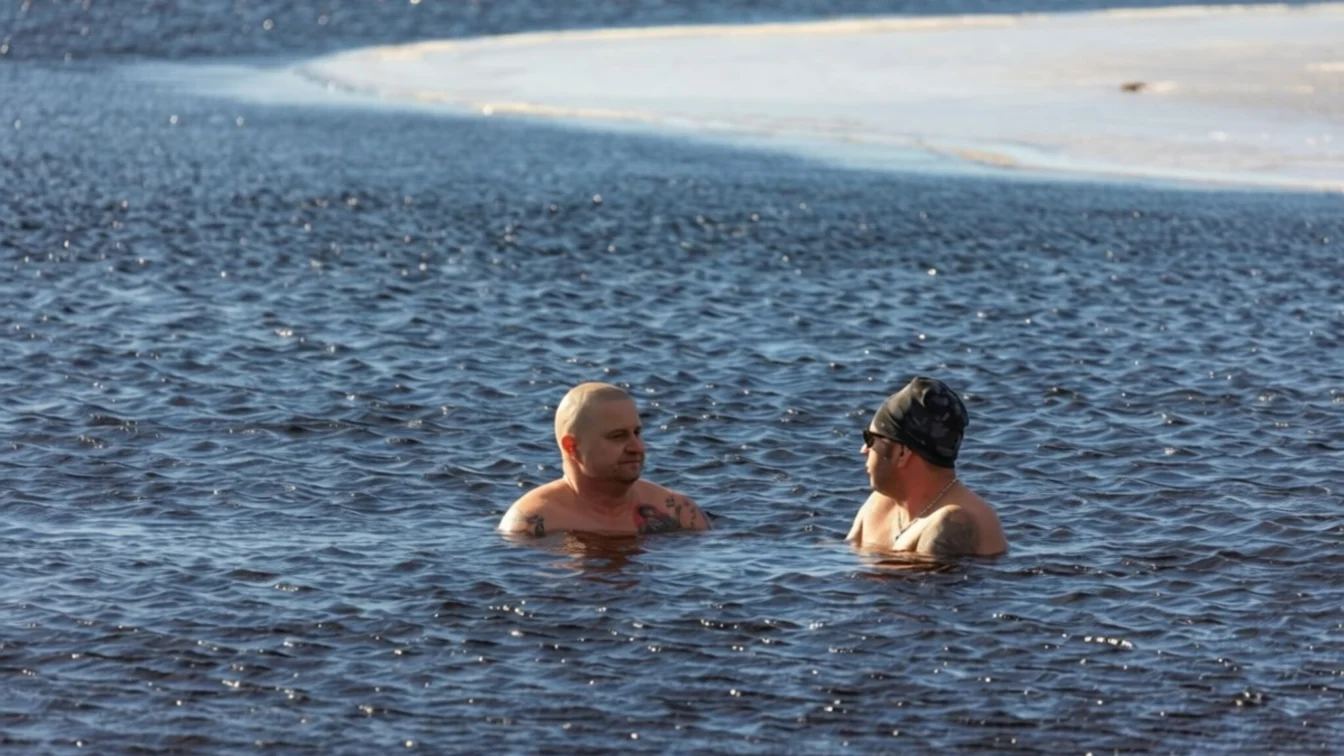 Un studiu arată cum 5 minute în apă rece pot schimba radical starea de spirit