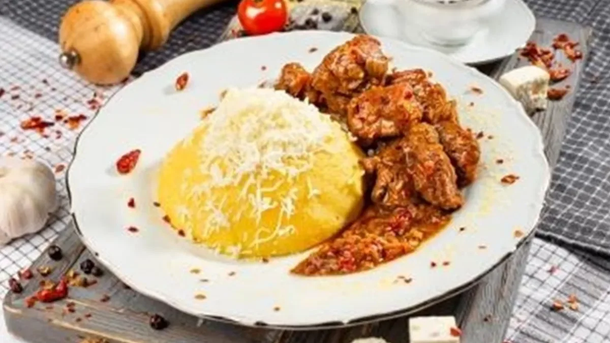 Cum se face corect tochitura moldovenească și ce greșeli o pot distruge