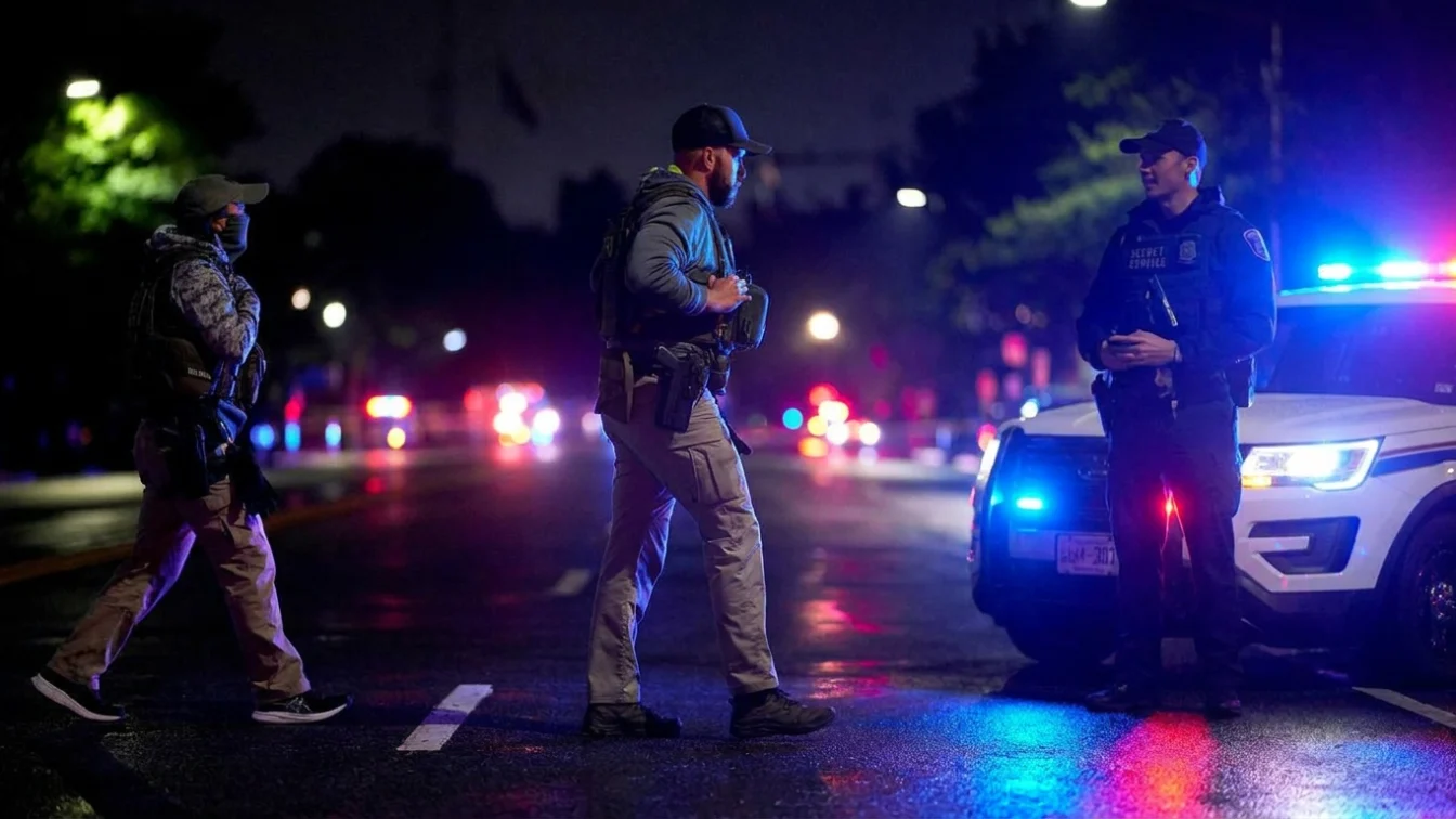 Un suspect a fost ucis lângă Casa Albă. Schimb de focuri în perimetrul securizat Getty Images Law enforcement officers respond following reports of gunfire near the White House in Washington, DC, US, on Saturday, May 23, 2026.