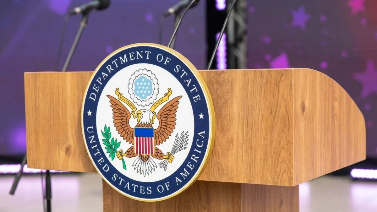 Administrația Trump interzice aplicarea pentru Green Card din SUA. Străinii se întorc în țările de origine. Green Card SUA