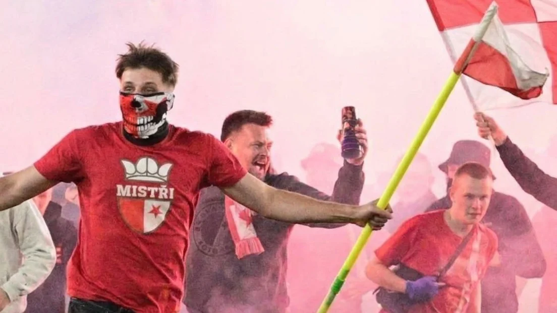 Fanii Slavia Praga ataca jucatorii Spartei in minutul 97. Comisia anunta sanctiunile marti Slavia Praga sanctiuni