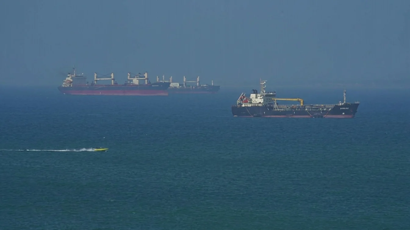 Iranul taxează petrolierele din Ormuz cu 2 milioane dolari, în yuani. Trei nave au tranzitat.