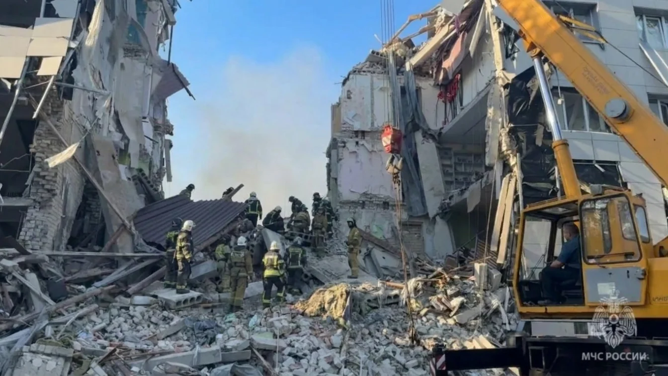 Reuters Rescuers work amid debris of a destroyed building in the Russian-occupied town of Starobilsk of eastern Ukraine. Photo: 22 May 2026