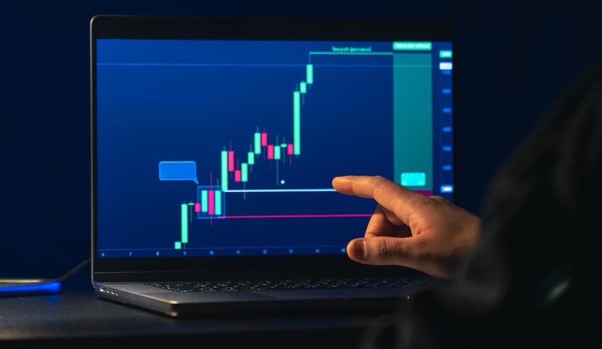 Cum să investești mai calculat fără să urmărești piața nonstop, sfaturi de la profitpoint.ro