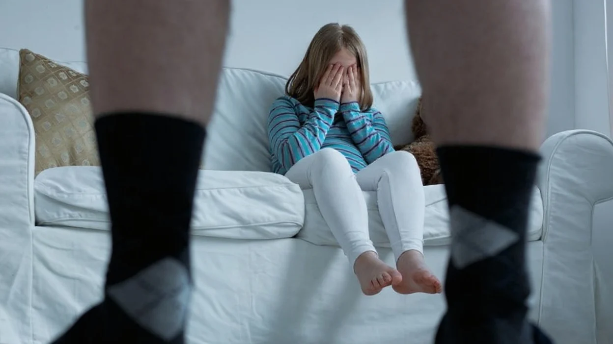 Decizia procurorilor în cazul fetiței abuzate la Arad. Ce se întâmplă cu mama complice