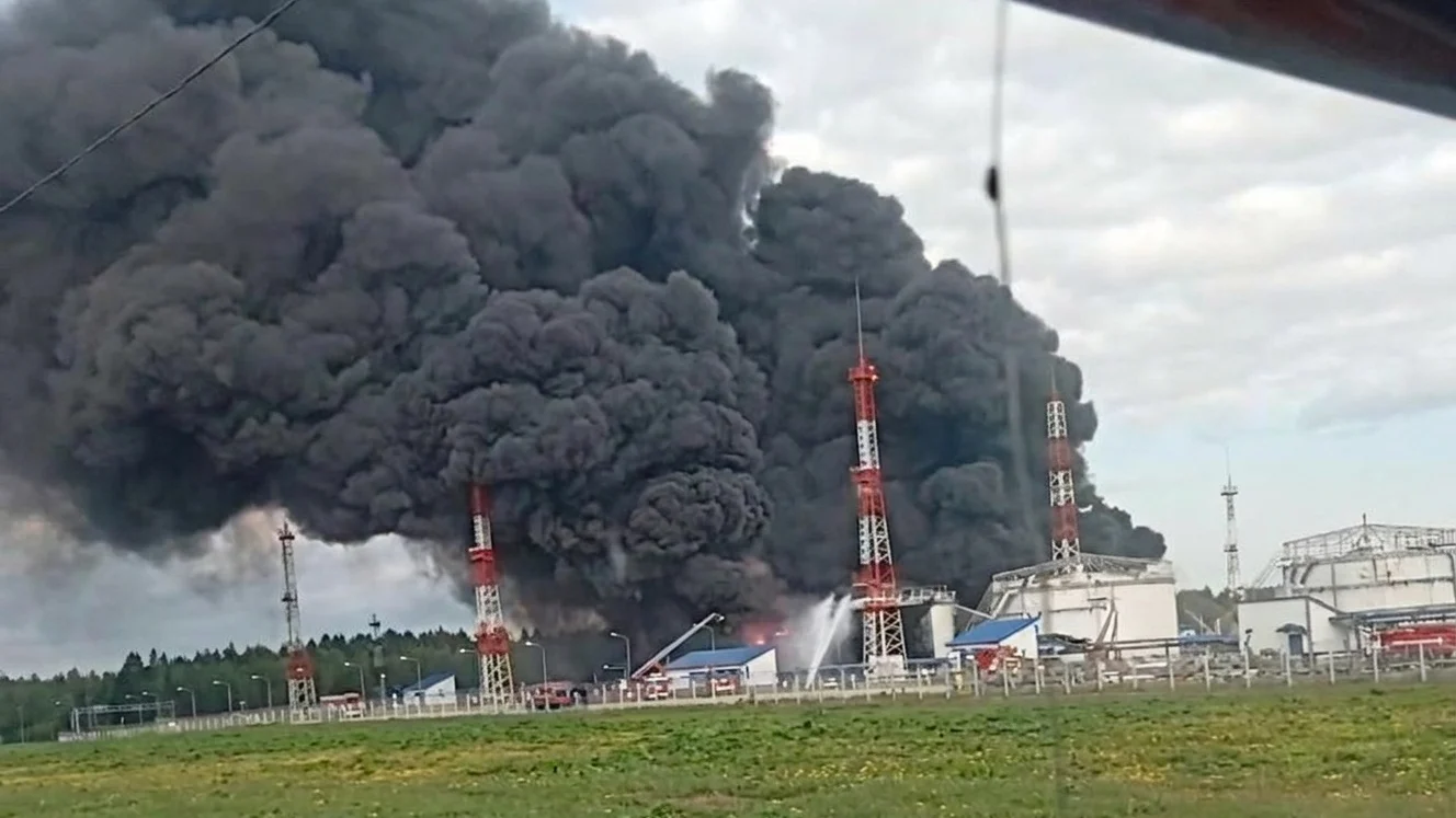 Zelenski revendică atacurile asupra Moscovei. Rafinărie Gazprom Neft avariată.