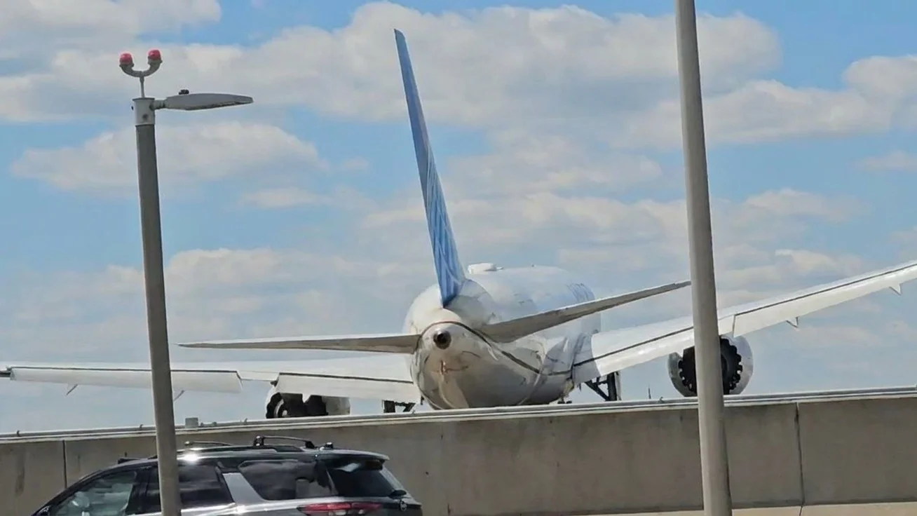 Teroare deasupra autostrăzii. Un avion cu 231 de oameni a izbit un camion la aterizare