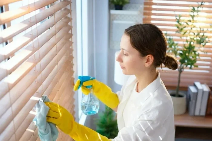 Trucul cu șoseta pentru curățarea jaluzelelor de praf. Metoda simplă recomandată de experți curatare jaluzele