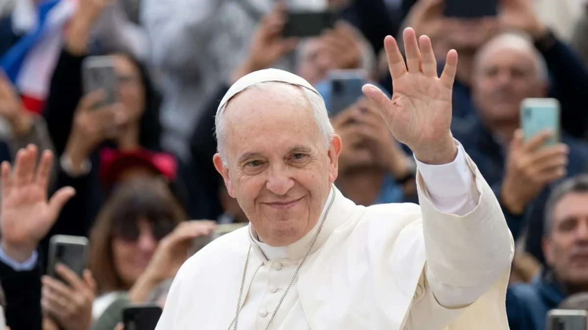Papa vizitează "Țara Focurilor" din Campania. Presiune pe statul italian pentru curățarea zonei. deșeuri toxice Italia