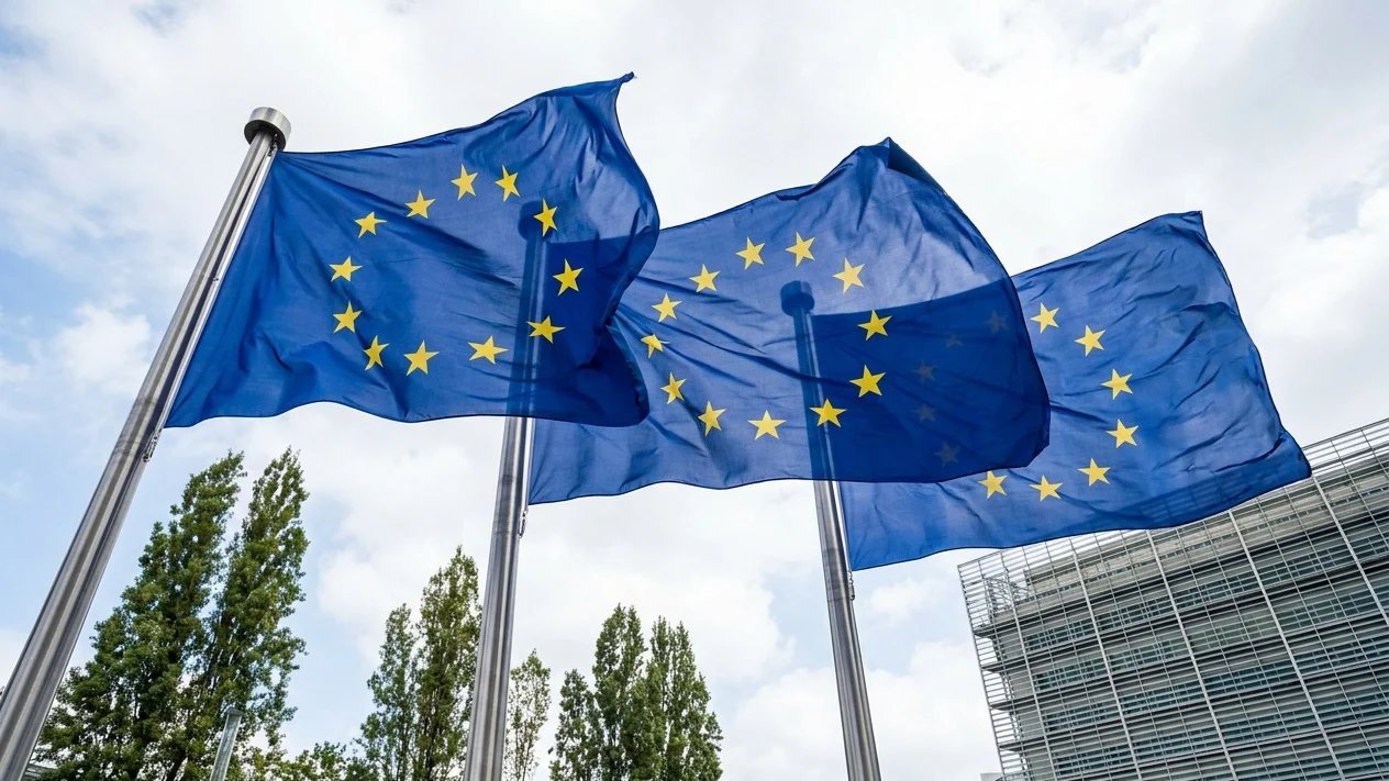 Noul guvern de la Budapesta readuce drapelul UE pe Parlament dupa 12 ani de absenta