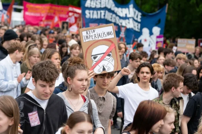 elevi germani protesteaza armata