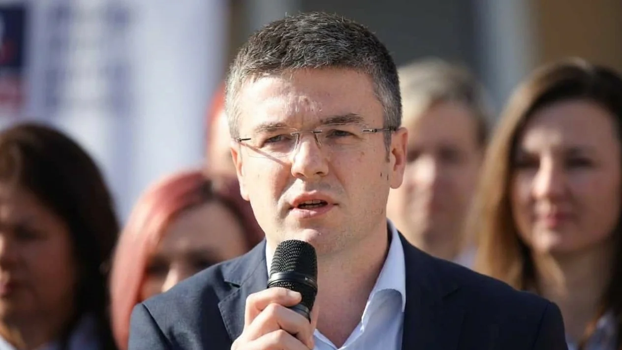 Guvernul modifica legea pentru protejarea fabricilor de armament. Statul opreste vanzarea pe bucati