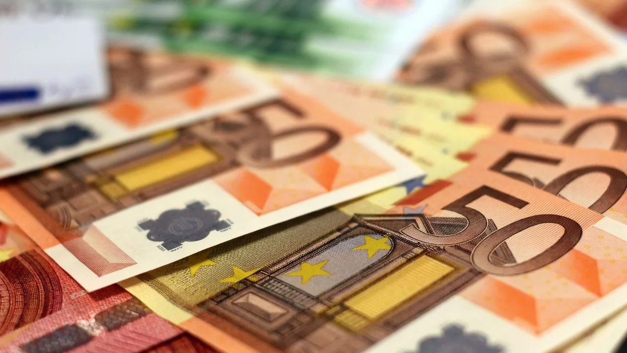 Aproape 2 miliarde de euro au trecut prin România. Cine a adus sumele uriașe