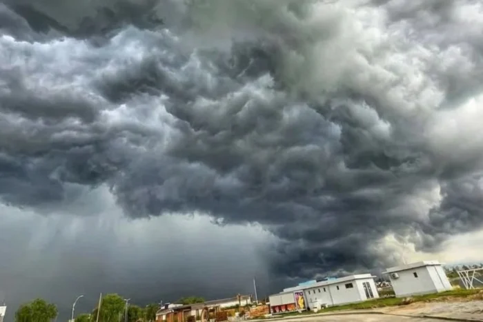 Furtuna din Constanta a uimit romanii. Norii „Shelf Cloud” au creat un spectacol pe cer furtuna Constanta