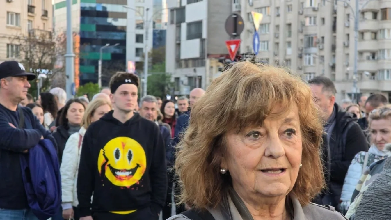 Mii de români au ieșit în stradă duminică seara. Ce decizie radicală se ia marți în Parlament
