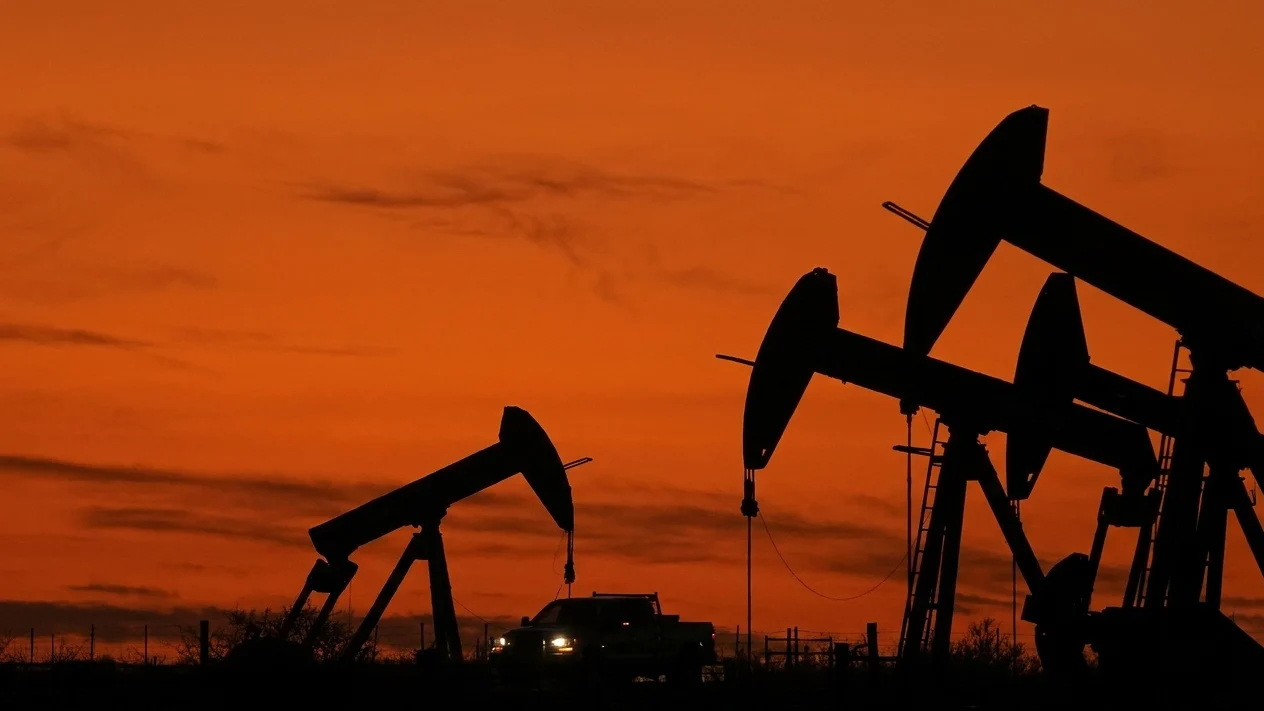Pretul petrolului sare de 104 dolari. Donald Trump respinge oferta de pace a Iranului