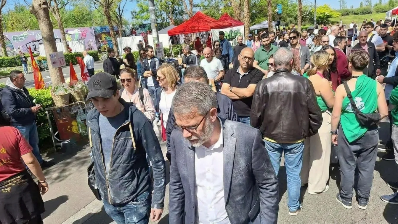 Haos total pe străzile din Franța. Liderul socialiștilor a fost atacat de bărbați mascați