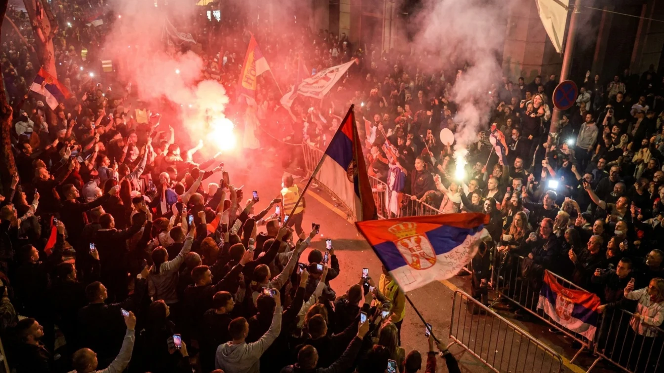 Zeci de mii de oameni cer căderea regimului la Belgrad. Cifrele care anunta o schimbare istorica