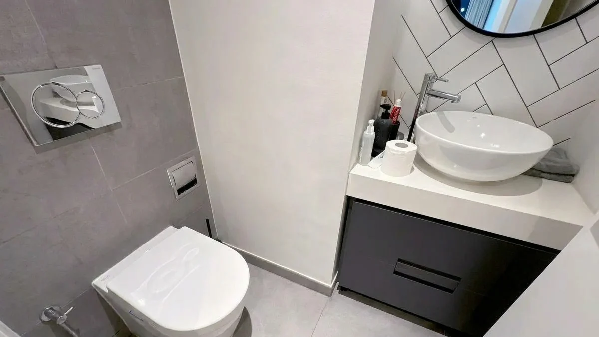 Obiceiul de seară care îți transformă baia. Ce se întâmplă dacă pui sare în toaletă