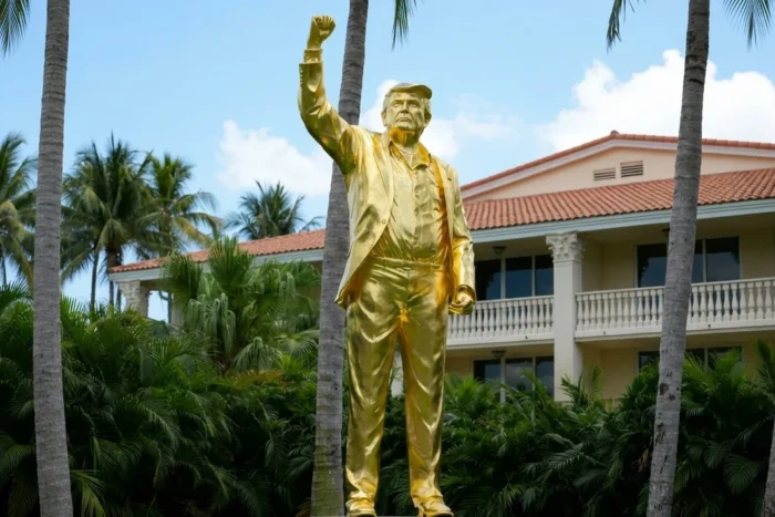 statuie aurita Donald Trump