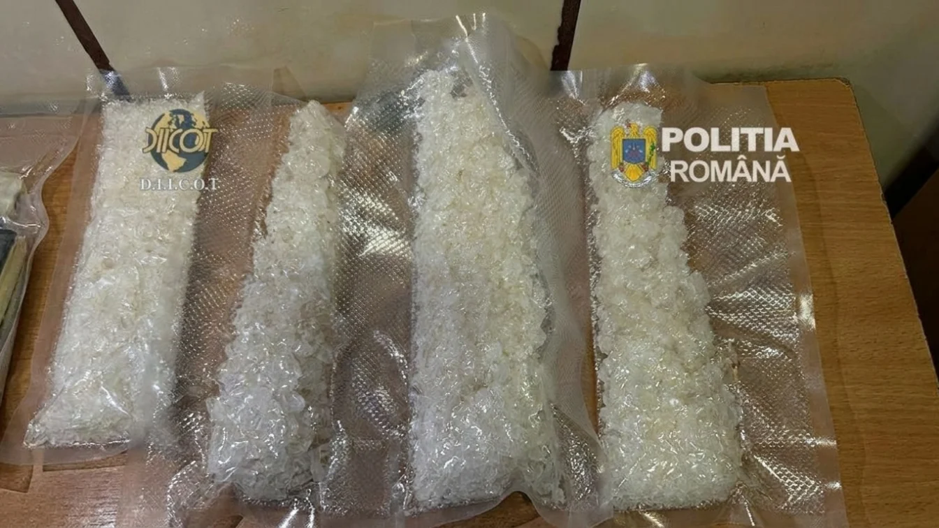 DIICOT destructură rețea de traficanți de droguri din Botoșani. Șapte tineri arestați.
