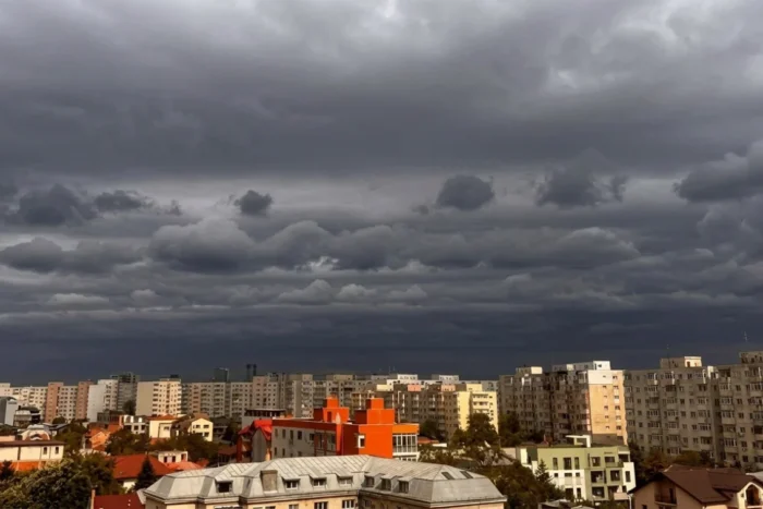 Vreme extremă în România. De la 25 de grade, la ninsori și furtuni în doar 24 de ore vreme extremă București